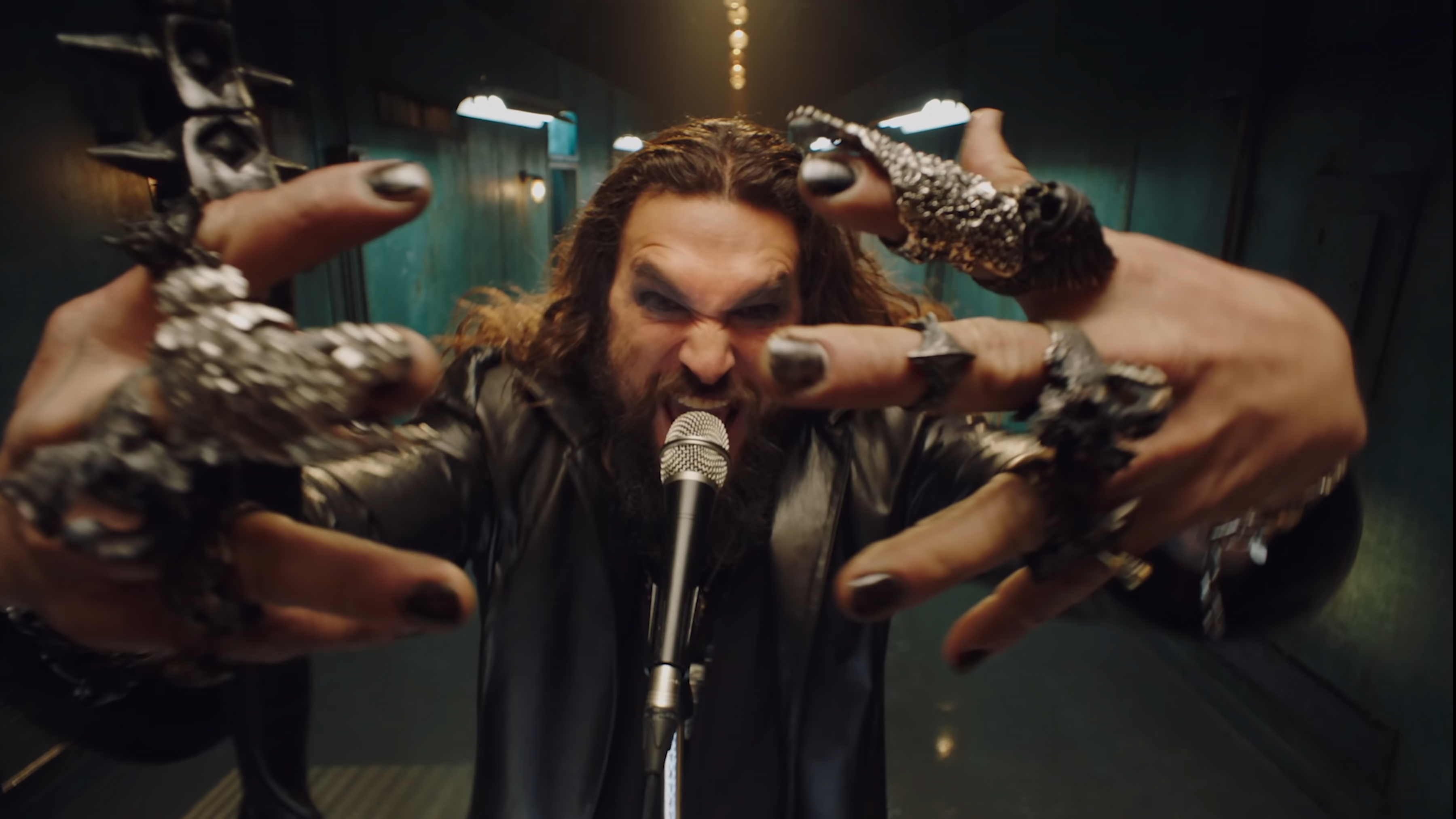 Jason Momoa je Ozzy Osbourne! Aquaman zaskočil za Ozzyho v nové upoutávce a je to pecka Jason Momoa je Ozzy Osbourne! Aquaman zaskočil za Ozzyho v nové upoutávce a je to pecka
